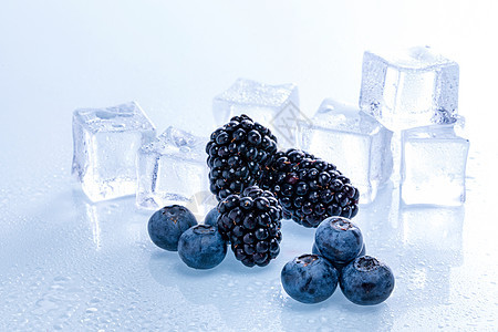 夏日冰爽蓝莓黑莓图片