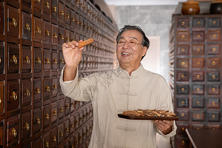 养生会所中医养生馆中医寻找药材背景