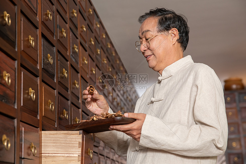 中医养生馆中医寻找药材图片