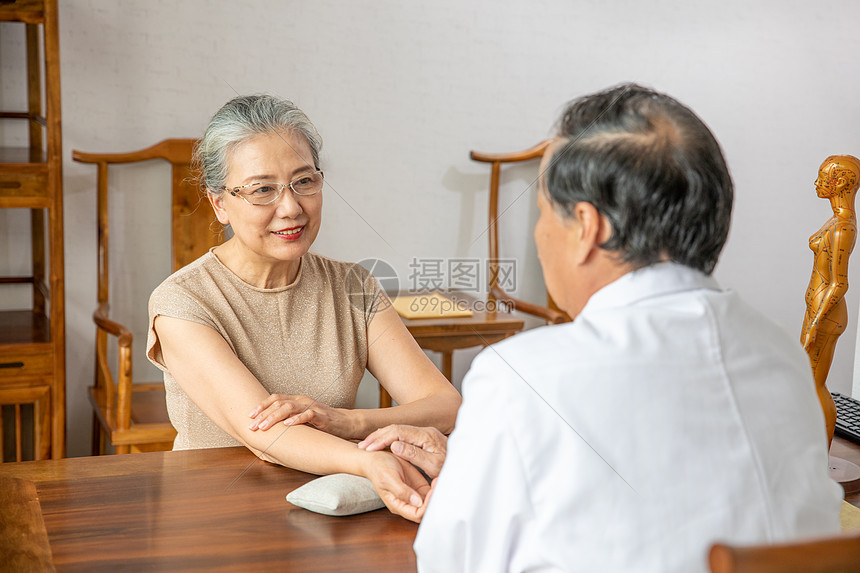 中医养生馆中医号脉图片