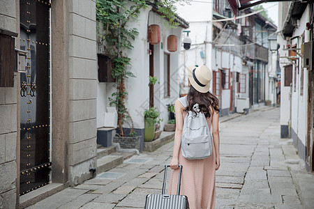 旅行街拍夏日美女古镇旅游背景