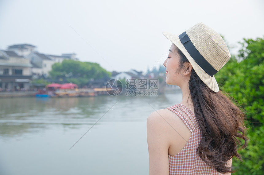 夏日清纯美女古镇旅游图片