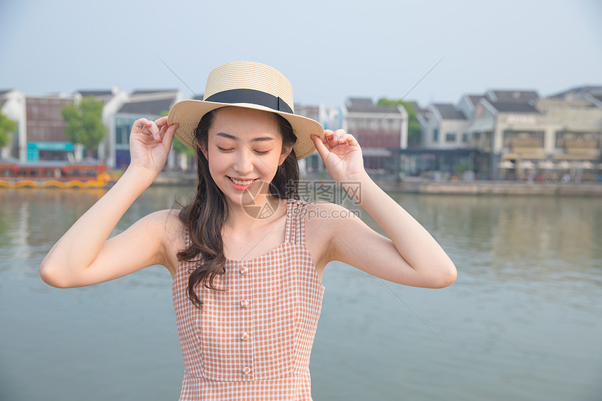 夏日清纯美女古镇旅游图片