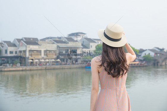 夏日美女古镇旅行图片