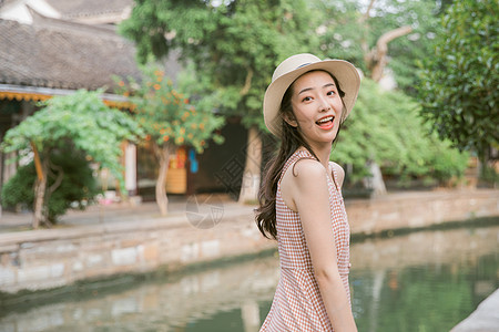 年轻女生夏日美女古镇旅游背景