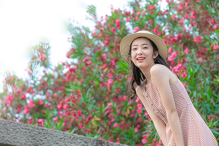 夏日小清新美女逛花园高清图片