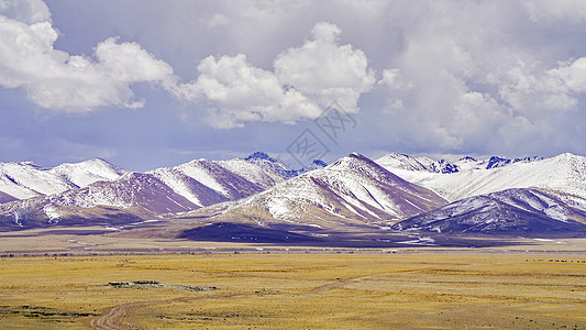 冰湖西藏念青唐古拉山背景