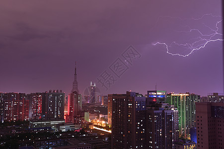 暴风雨前夕的闪电背景图片