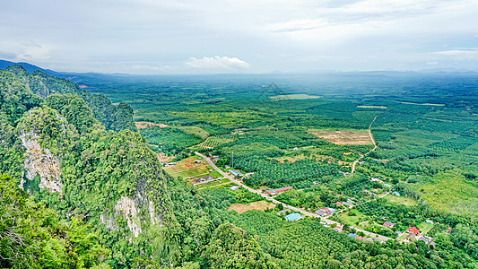 在泰国甲米虎窟寺空中寺庙航拍周边农业种植田园风光图片