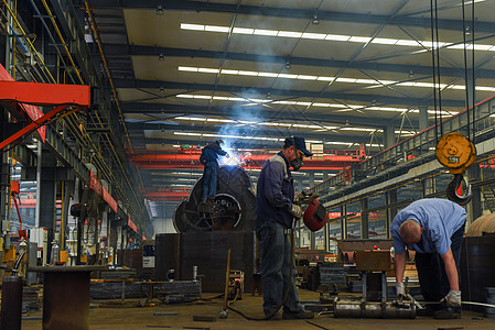 重工车间里在进行焊接的工人们背景图片