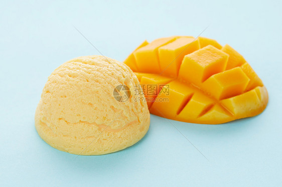 芒果香草奶油冰淇淋球图片