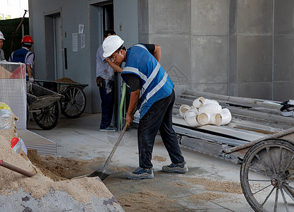 水泥房建筑工人在工地干活背景