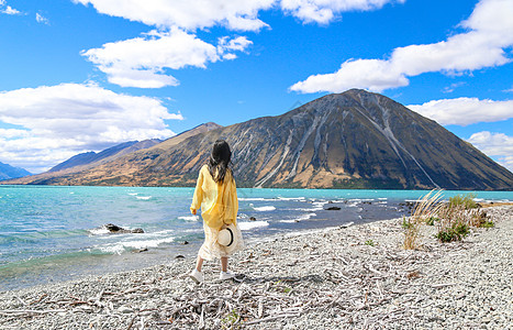 山川湖畔新西兰奥豪湖边女孩背影背景