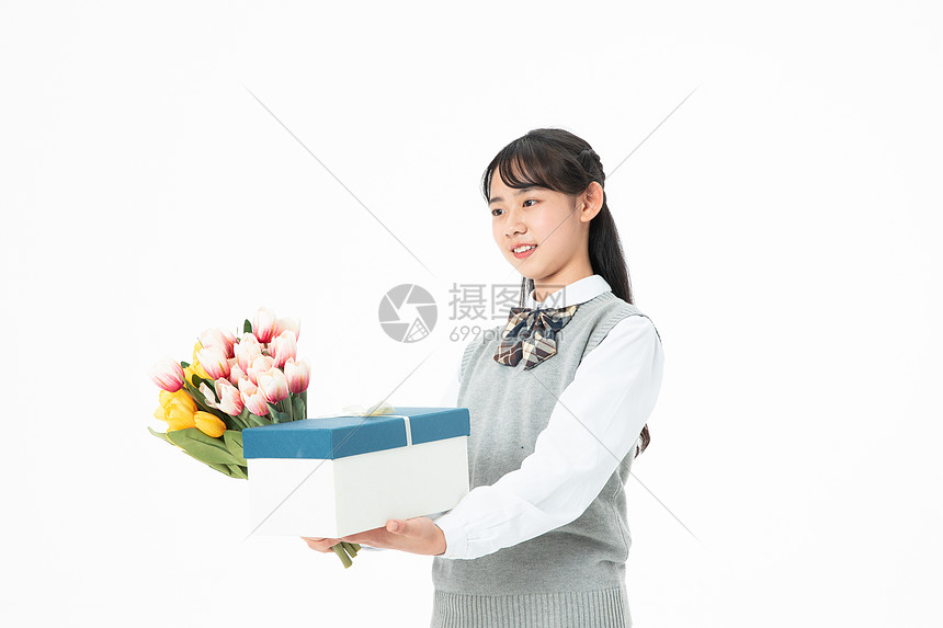 初中生女生拿着鲜花和礼物盒图片
