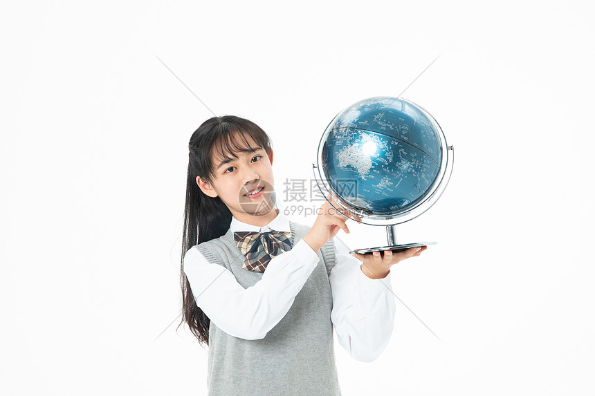 初中生女生拿着地球仪图片