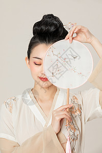古装侧身美女古风汉服工笔画美女扇子遮眼睛背景