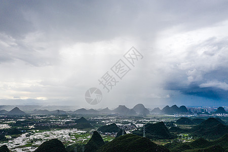 农田上方的雨瀑背景图片