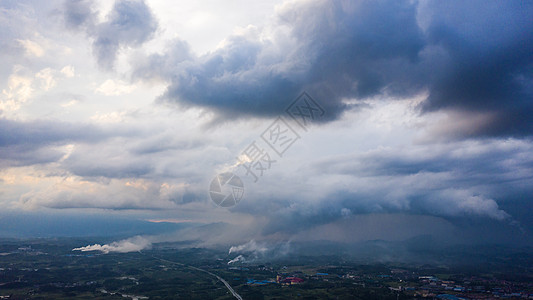 雾城市阵雨下雨天气背景