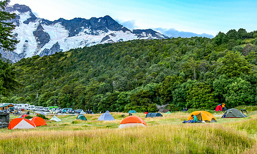 野外射击新西兰雪山下的露营地背景