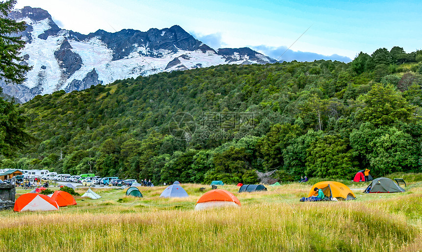 新西兰雪山下的露营地图片