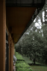 屋檐滴雨夏天梅雨季节滴雨的屋檐背景