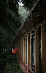 屋檐雨水夏天梅雨季节滴雨的屋檐背景