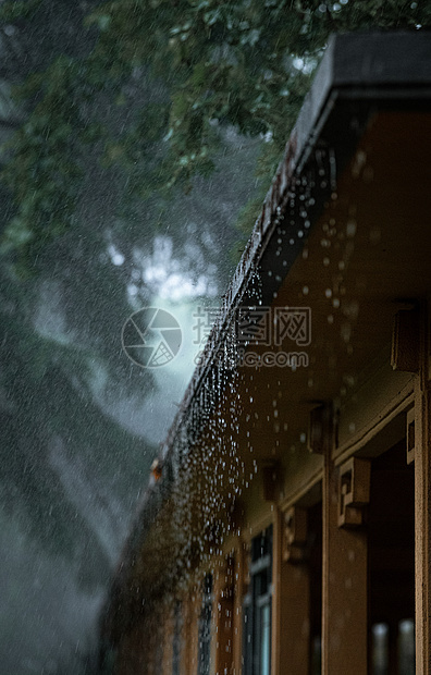 夏天梅雨季节滴雨的屋檐图片