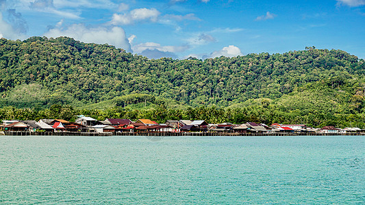 泰国兰塔岛码头的小渔村背景图片