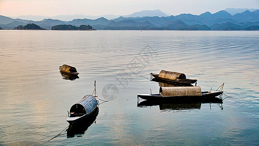 霞光壁纸傍晚千岛湖水库的渔船归来背景