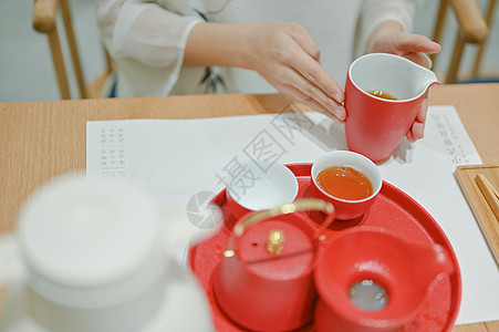 茶艺师冲茶图片