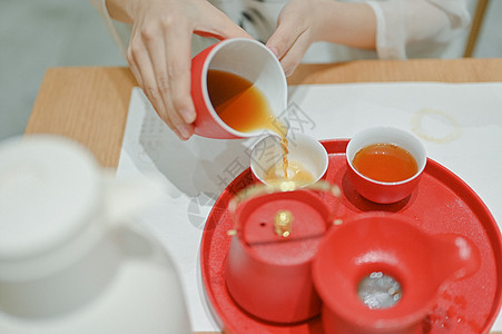 茶艺师公道杯倒茶高清图片