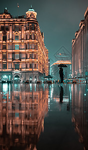 雨中深夜的上海外滩街头背景图片