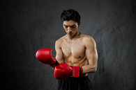 运动拳击男性图片