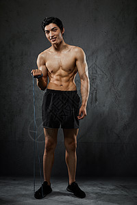 运动男性拉力绳训练图片