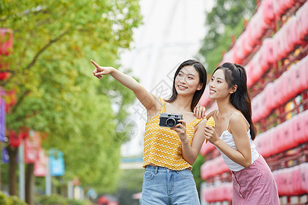 闺蜜出游季闺蜜出游逛公园背景