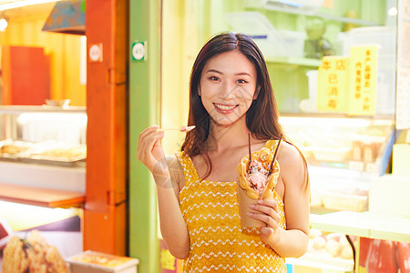 游戏人物青年美女逛夜市吃美食背景