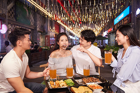 卡通美女吃烧烤青年朋友聚会吃夜宵喝啤酒背景