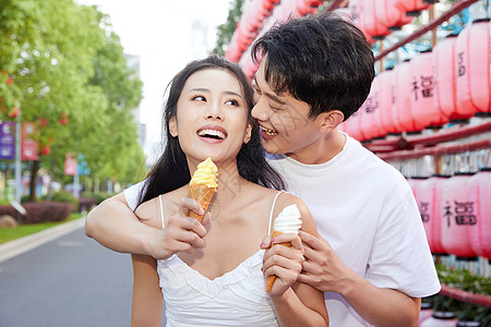 亲密情侣游玩吃冰淇淋图片