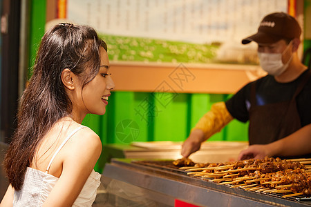 美女逛夜市买特色美食小吃图片