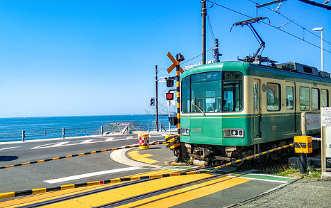 滨海枢纽站夏日镰仓海边的电车背景