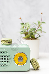 绿色马卡龙和绿色收音机背景图片