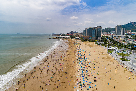 航拍青岛石老人海水浴场的夏天背景