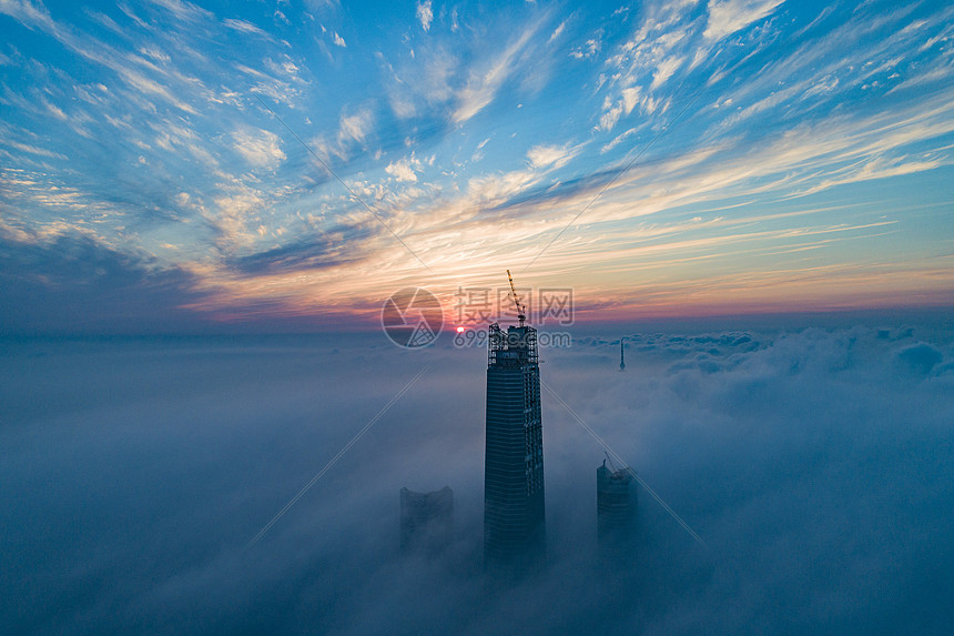 航拍平流雾之上的城市高楼图片