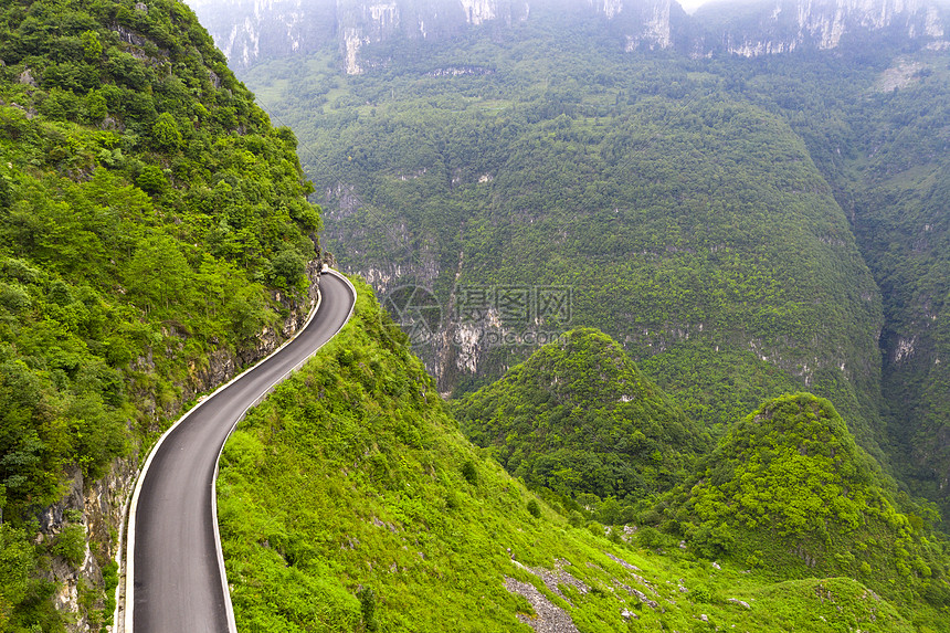 贵州深山里的致富路图片