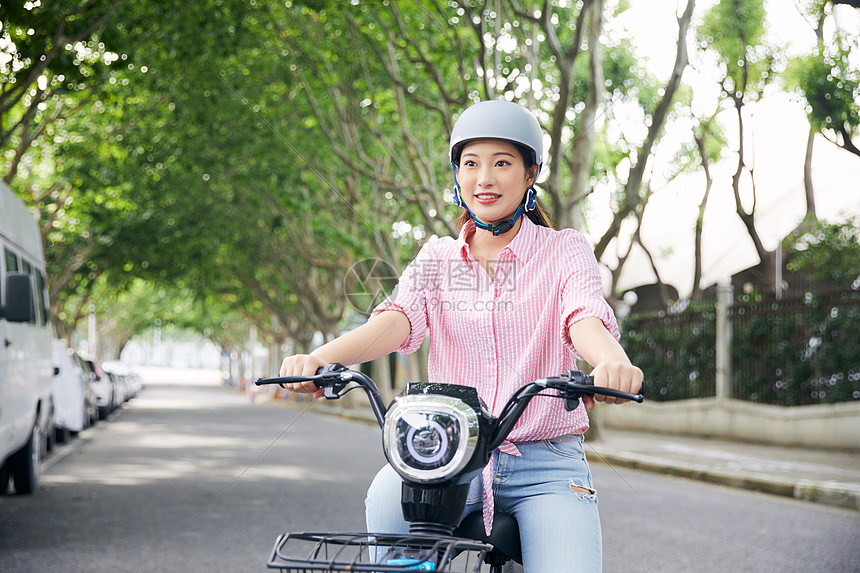 美女骑电动车低碳出行图片