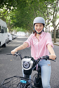 美女骑电动车低碳出行图片素材