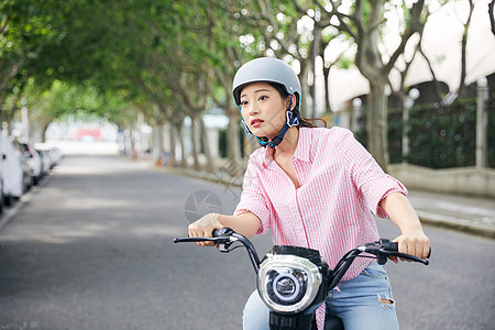 美女骑电动车低碳出行图片