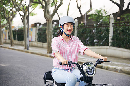 美女骑电动车低碳出行图片