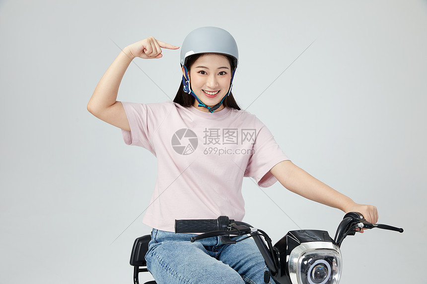 美女骑电动车戴头盔