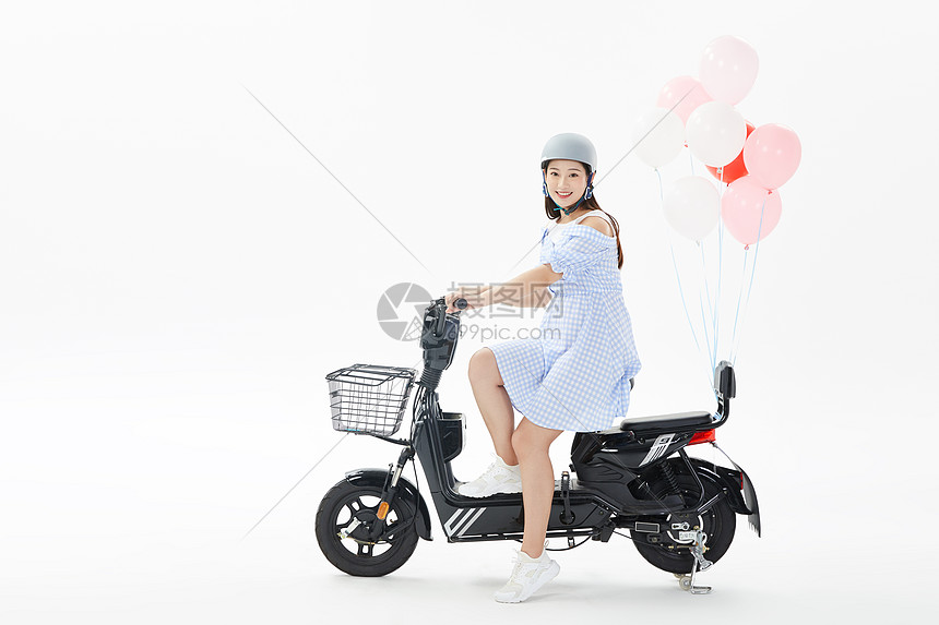 青年女性骑电动车